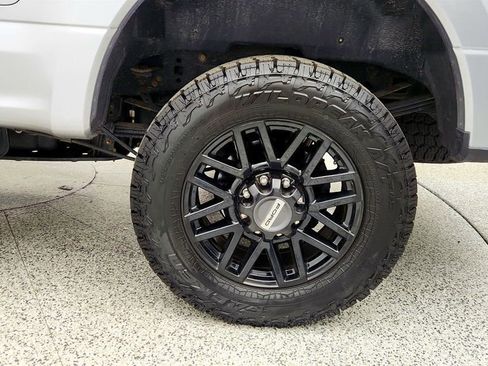 Used 2022 Ford F350 Lariat w/ Black Appearance Package image 6