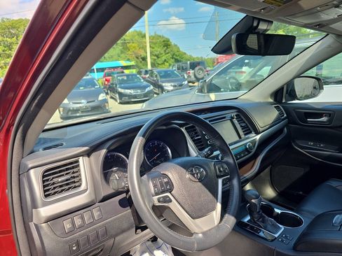 Used 2018 Toyota Highlander XLE AWD/4WD image 15