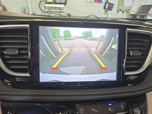 Used 2023 Chrysler Pacifica Limited FWD image 21