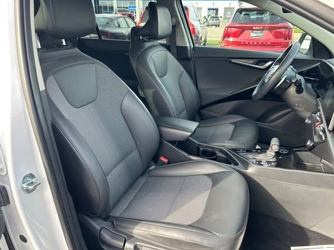 Used 2023 Kia Niro EX image 25