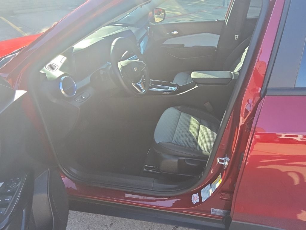 Used 2025 Chevrolet Trax LT w/ LT Convenience Package FWD image 4