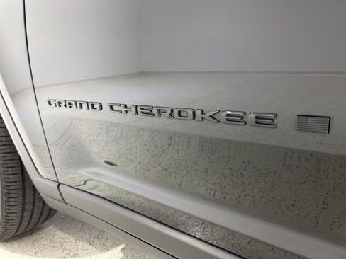 Used 2025 Jeep Grand Cherokee Altitude image 30