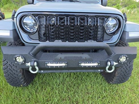 Used 2025 Jeep Gladiator Sport AWD/4WD image 10