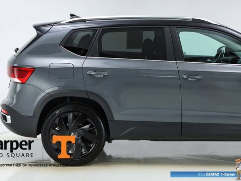 Used 2024 Volkswagen Taos SE w/ Panoramic Sunroof Package image 11