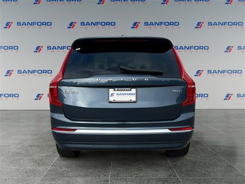 Used 2023 Volvo XC90 B6 Plus image 4