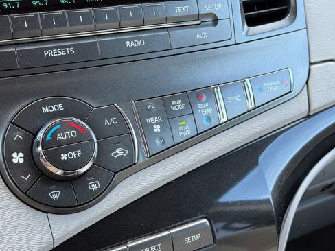 Used 2014 Toyota Sienna LE FWD image 31