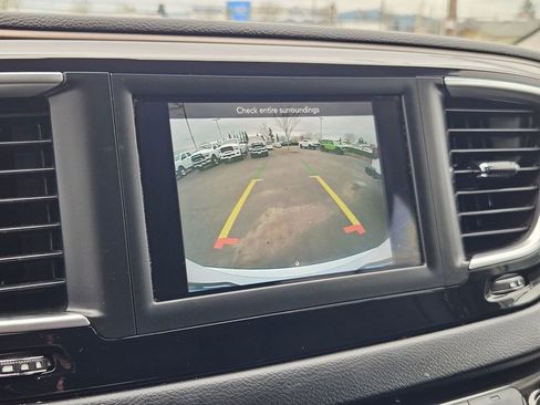 Used 2018 Chrysler Pacifica Touring-L image 19