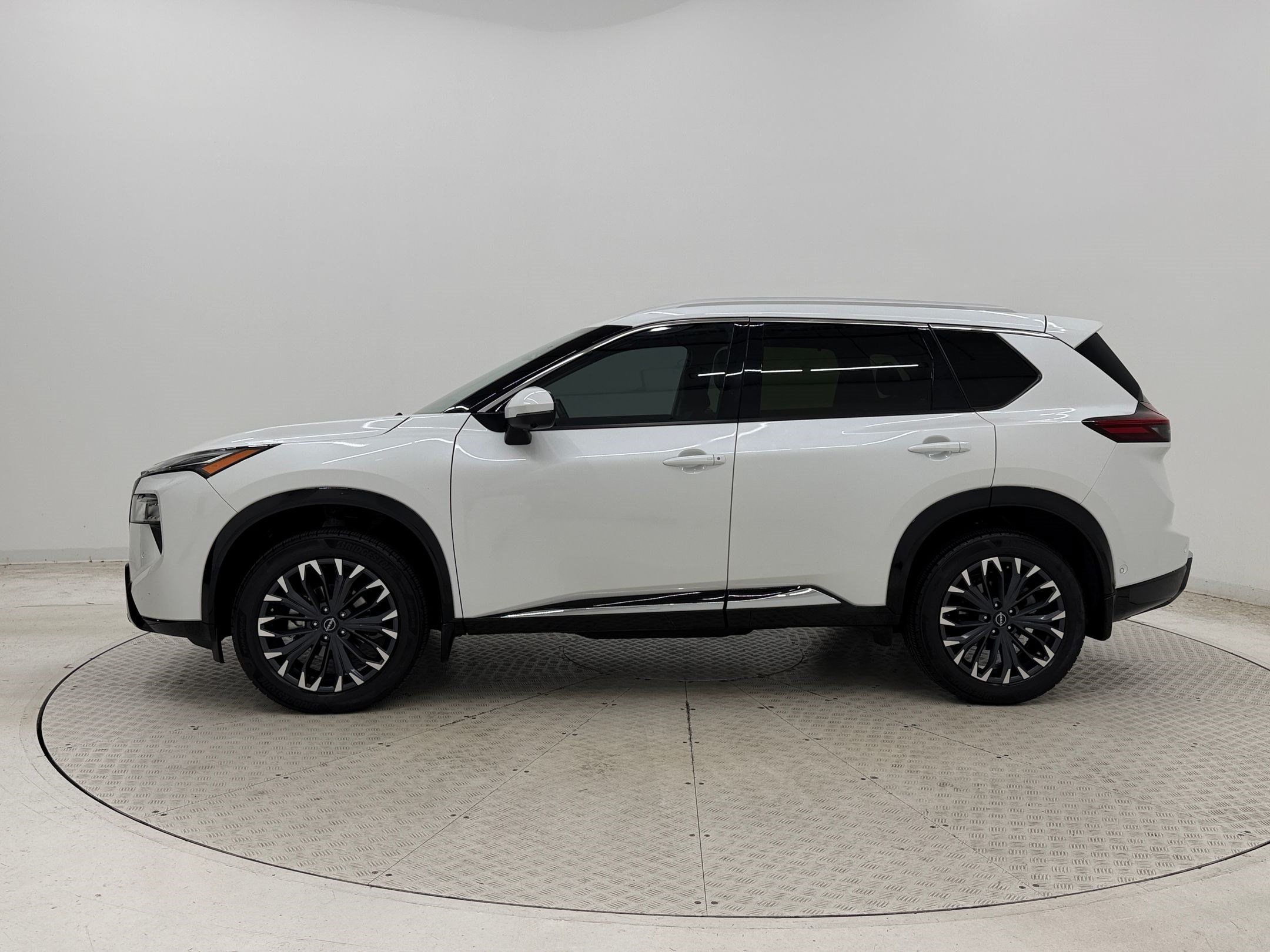 Used 2024 Nissan Rogue Platinum w/ Platinum Premium Package AWD/4WD image 2