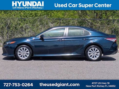 Used 2018 Toyota Camry LE FWD image 2