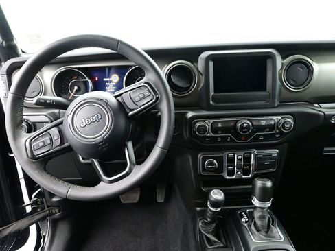 Used 2025 Jeep Wrangler Unlimited Sahara AWD/4WD image 16