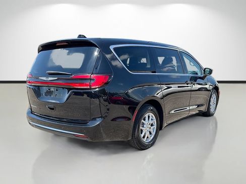 Used 2024 Chrysler Pacifica Touring-L FWD image 3