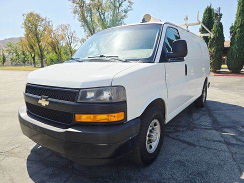 Used 2018 Chevrolet Express 2500 w/ Driver Convenience Package RWD image 3