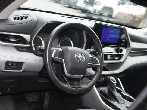 Used 2023 Toyota Highlander XLE AWD/4WD image 9