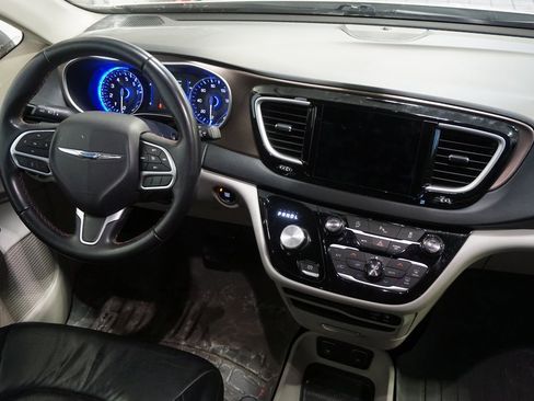 Used 2018 Chrysler Pacifica Touring-L w/ Tire & Wheel Group image 27