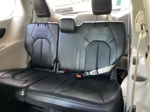 Used 2024 Chrysler Pacifica Limited FWD image 14