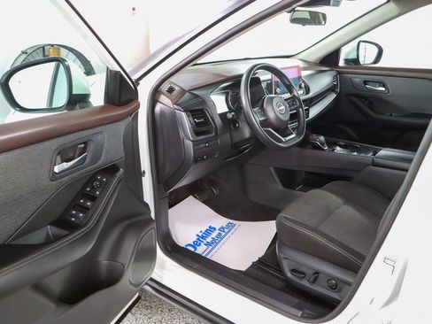 Used 2023 Nissan Rogue SV FWD image 3