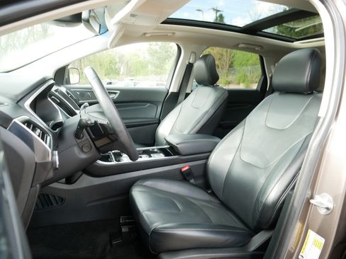 Used 2019 Ford Edge Titanium w/ Equipment Group 301A AWD/4WD image 34