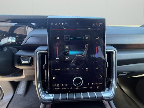 Used 2025 GMC Yukon XL Denali AWD/4WD image 13