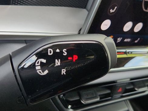 New 2026 Volkswagen Tiguan SE AWD/4WD image 17