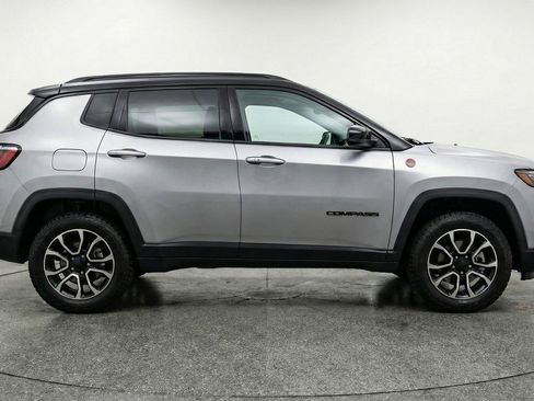 Used 2025 Jeep Compass Trailhawk AWD/4WD image 8
