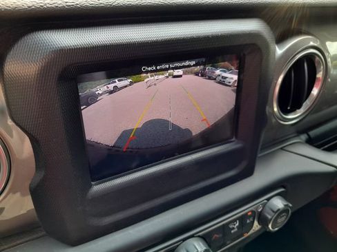 Used 2018 Jeep Wrangler Unlimited Sahara w/ Cold Weather Group AWD/4WD image 22