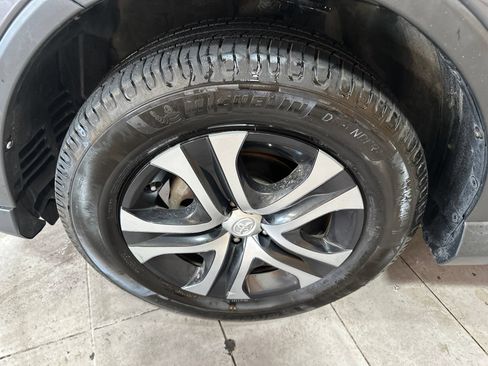 Used 2018 Toyota RAV4 LE FWD image 10