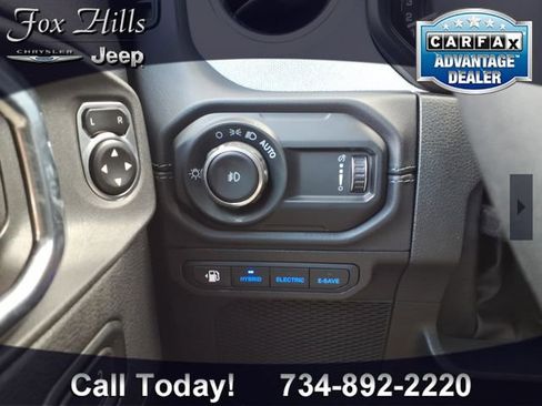 Used 2025 Jeep Wrangler Unlimited Sahara AWD/4WD image 16
