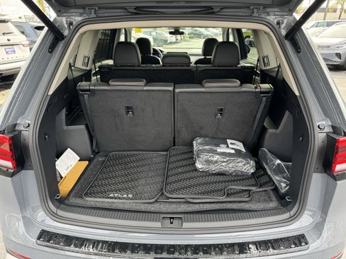Used 2025 Volkswagen Atlas Peak Edition SE image 40