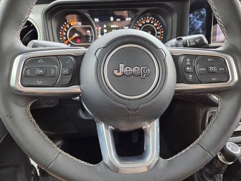 Used 2025 Jeep Wrangler Unlimited Sahara AWD/4WD image 36
