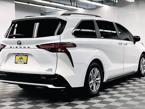 Used 2022 Toyota Sienna XSE image 13