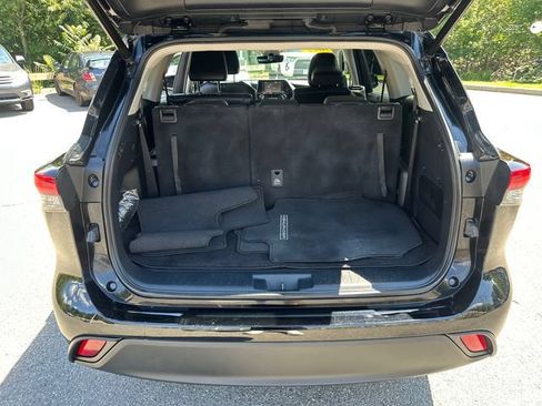 Used 2022 Toyota Highlander XLE AWD/4WD image 13