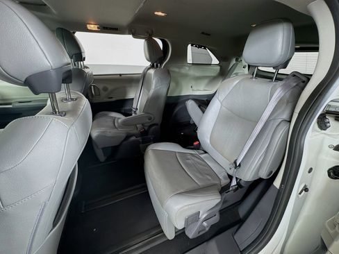Certified 2021 Toyota Sienna Limited FWD image 18