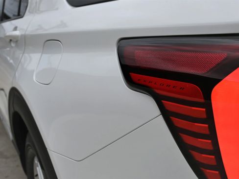 Used 2025 Ford Explorer Active w/ Active Comfort Package image 7