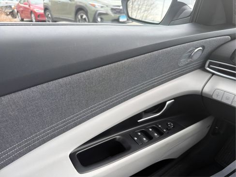Certified 2025 Hyundai Elantra Limited FWD image 21