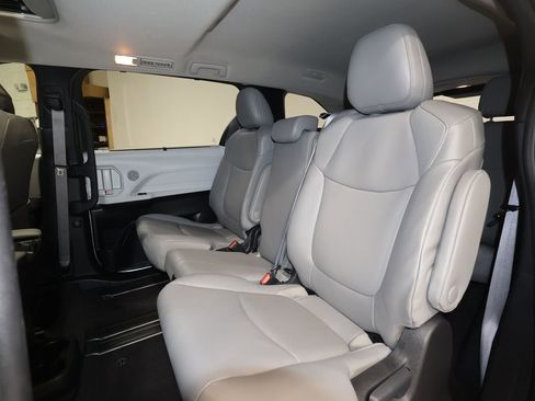 Used 2025 Toyota Sienna XLE image 21