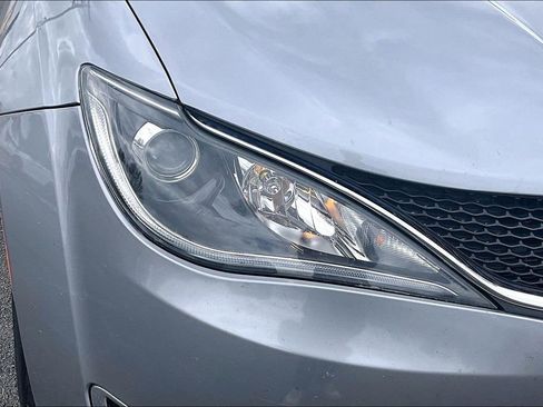 Used 2020 Chrysler Pacifica Touring-L FWD image 31
