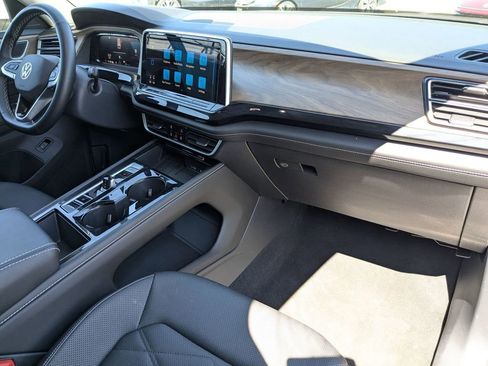 Used 2025 Volkswagen Atlas SE FWD image 34
