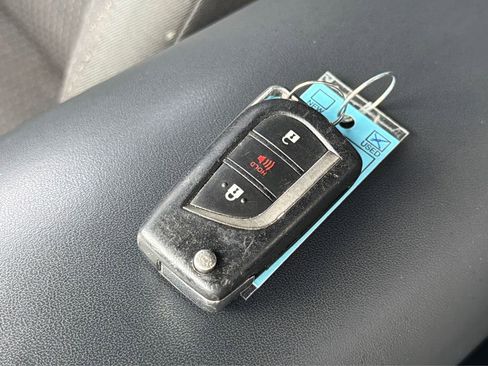 Used 2018 Toyota C-HR XLE image 31