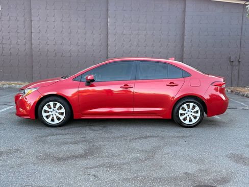Used 2020 Toyota Corolla LE FWD image 4