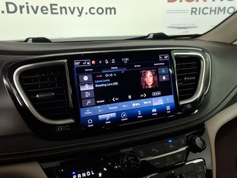 Used 2023 Chrysler Pacifica Touring-L FWD image 18