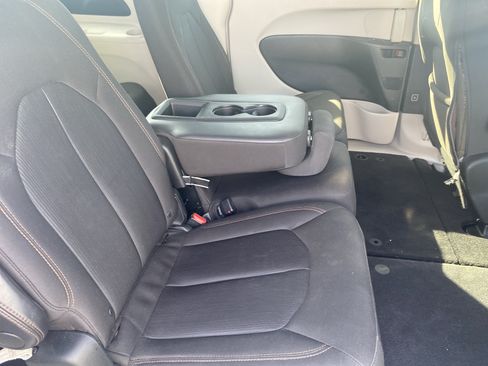 Used 2018 Chrysler Pacifica LX w/ Tire & Wheel Group FWD image 21