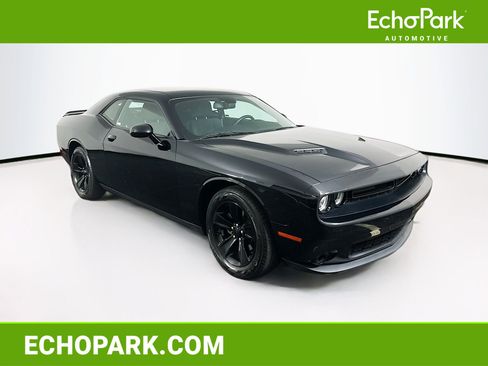Used 2018 Dodge Challenger SXT image 1