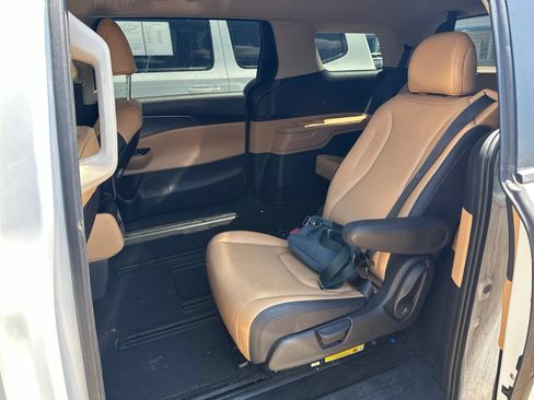 Used 2024 Kia Carnival LX FWD image 6