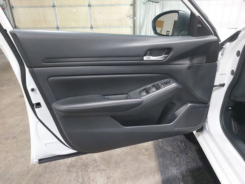 Used 2025 Nissan Altima 2.5 SV FWD image 27