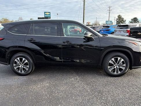 Used 2022 Toyota Highlander XLE image 4