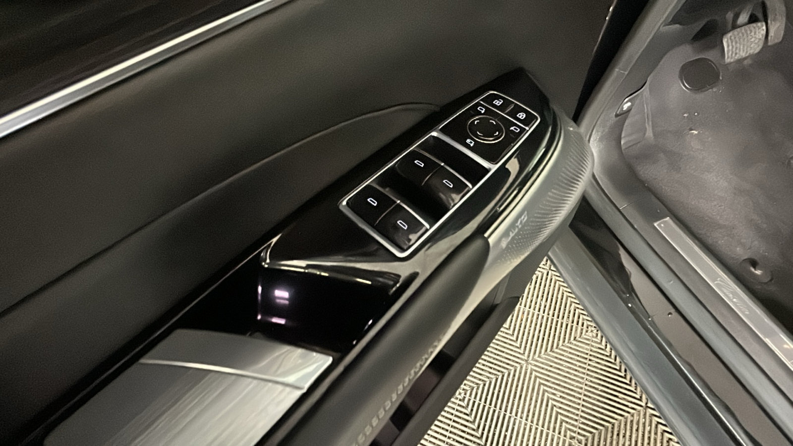 Used 2024 Cadillac Lyriq Luxury RWD image 11