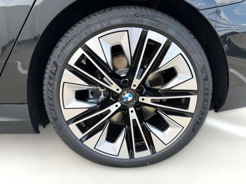 New 2027 BMW i5 eDrive40 w/ Premium Package RWD image 9