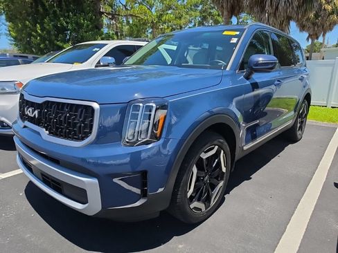 Certified 2024 Kia Telluride EX w/ EX Captain's Chair Package FWD image 7