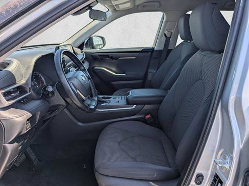 Used 2022 Toyota Highlander LE FWD image 15