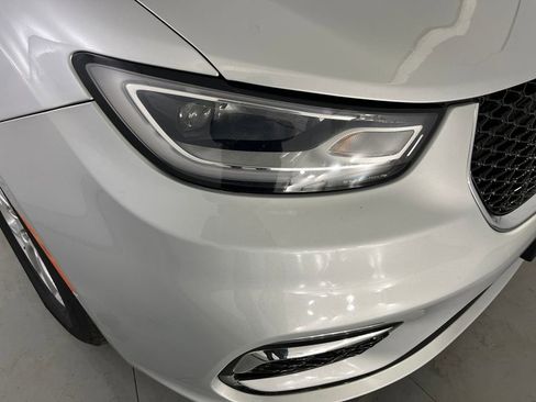 Used 2023 Chrysler Pacifica Touring-L image 51